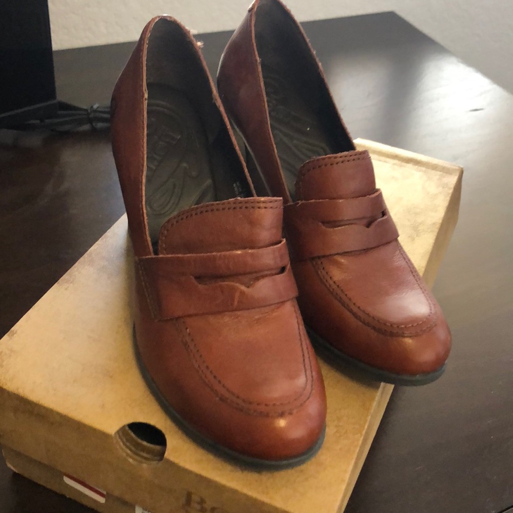 Beautiful Born Gail size 7.5 rust color